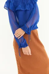 Falda marrón de punto con diseño acordonado en los laterales.