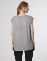 Blusa sin mangas de tejido canale color gris, con cuello redondo y diseño ajustado.