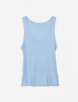Musculosa celeste de breteles anchos y escote redondo.
