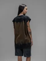 Musculosa oversize con efecto de lavado oxidado, confeccionada en algodón premium. Presenta un diseño sin mangas con costuras marcadas y un acabado desgastado en tonos oscuros.