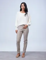 Pantalón de gabardina elastizada color beige, marca Sioni, de corte recto. Tiene pretina con pasadores, botón y cierre. Delantera con bolsillos simulados y trasera con bolsillos aplicados.
