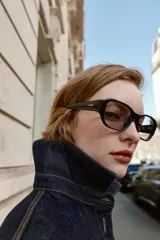 Cazadora de denim azul oscuro con cuello solapa, manga larga, cierre frontal con botones metálicos y bolsillos delanteros de plastrón.