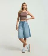 Blusa tipo crop top color verde oliva, confeccionada en tejido rib acanalado, con cuello halter y diseño sin mangas.