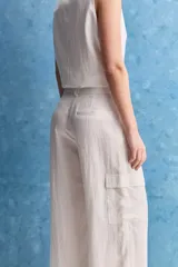 Pantalón cargo celeste de tiro alto y pierna amplia, con bolsillos laterales y bolsillos cargo con tapa.