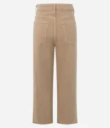 Pantalón recto de corte cropped, confeccionado en sarga de algodón. Presenta cintura con trabillas, cierre frontal con botón y cremallera, y bolsillos funcionales en el frente y en la parte posterior.