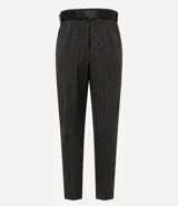 Pantalón cropped de corte ajustado y talle medio, color gris con patrón texturizado. Presenta piernas afuniladas, pliegues frontales planchados y viene con un cinturón negro de poliuretano con hebilla metálica dorada. Marca Cortelle.