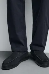 Mocasín casual de hombre con parte superior de piel con acabado serraje, diseño de corte liso con detalle de bordón, horma redonda y suela a tono.