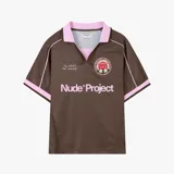 Camiseta de fútbol Nude Project de corte oversize, color marrón con detalles en rosado, cuello polo y escote en V. Cuenta con estampado frontal de la marca, frase bordada y escudo circular con una rosa en el pecho.