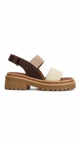 Sandalias de cuero con suela flatform track, diseño tricolor en tonos marrón, beige y tostado, con tiras cruzadas y cierre de velcro en el talón.