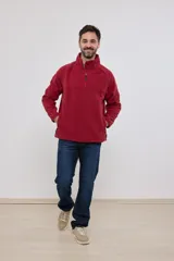 Sweater azul de polar con cuello alto y cierre parcial con cremallera.