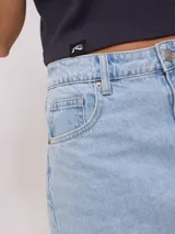 Falda de jean de corte recto y tiro medio, con diseño clásico de cinco bolsillos, cierre frontal con botón y costuras en contraste.