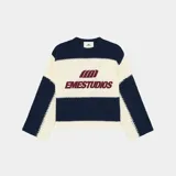 Suéter de punto con diseño de bloques horizontales en azul marino y crema, corte oversized y cuello redondo. Presenta el logo de la marca bordado en el frente en color bordó.