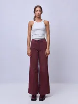 Jean modelo Clong de tiro medio y corte wide leg, en color negro con efecto gastado.