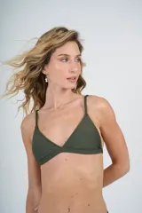 Conjunto de bikini verde militar con corpiño triangular con tiras largas para atar en la cintura y bombacha colaless con tiras para atar en los costados.