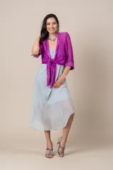 Vestido midi celeste con breteles finos regulables y corte irregular.