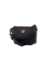 Bolso bandolera negro de lona encerada, con correa ajustable para el hombro y logo de cuero en la solapa frontal.