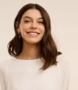 Conjunto de pijama largo de plush, compuesto por una remera blanca de manga larga y un pantalón marrón con estampado de ositos.