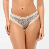 Pack de tres tangas de microfibra con detalles de encaje en los bordes superior e inferior. Incluye una tanga blanca con estampado floral en tonos marrones y burdeos, una tanga liso en color rosado y una tanga verde oscuro con estampado floral blanco.