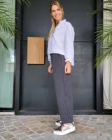 Pantalón de vestir color beige con estampado de espiga, pretina elastizada y corte recto.