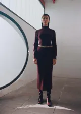 Falda midi de tejido de punto con diseño tipo lápiz y cintura elástica.