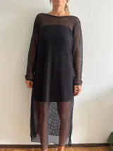 Vestido largo negro de red con mangas largas y cuello redondo. Incluye un vestido corto negro debajo.