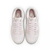 Championes Nike Dunk Low con diseño de paneles en cuero liso rosado y superposiciones de tela con estampado de cuadros vichy en tonos rosado y blanco. Presenta el logo Swoosh lateral en cuero blanco, cordones al tono y suela de goma en color rosado.