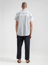 Pantalón de lino premium con corte recto y fit relajado. Presenta cintura elástica con cordón de ajuste, bolsillos laterales y bolsillo trasero.