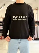Sweater de punto color beige con cuello redondo, manga larga y diseño estampado en el pecho con las frases "TOP STYLE" y "follow your dreams" en color marrón.