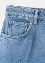 Bermuda de jean de tiro alto, diseño recto, con cinco bolsillos, trabillas para cinturón y cierre frontal de botón y cremallera.