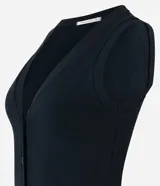 Blusa estilo chaleco, confeccionada en ribana negra, con abotonado delantero, sin mangas y con textura acanalada.