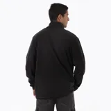 Buzo polar de hombre con cierre frontal parcial y cuello alto. Confeccionado en microfleece de poliéster reciclado, cuenta con puños y cuello con sujeción elástica y logo de la marca bordado en el pecho.