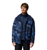 Campera 3 en 1 Columbia con tecnología Omni-Tech impermeable y transpirable, y forro termorreflectante Omni-Heat. Cuenta con capucha ajustable, ventilación en axilas, faldón cortaviento, múltiples bolsillos con cremallera y puños ajustables. Diseño estampado con motivos de montaña en tonos azules.