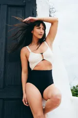 Trikini blanco y negro con copas y lycra con textura.