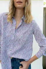 Camisa de fibrana de estilo clásico, con estampa liberty en tonos uva y verdes, de manga larga y cierre frontal con botones veteados.