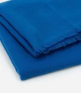 Pañuelo rectangular de color negro, con acabado de mini flecos en los extremos y diseño liso.