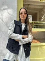 Remerón de manga larga con diseño a rayas horizontales en color beige y blanco, de corte oversize y cuello redondo.