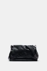 Bolso de hombro negro con detalle de costuras y tres compartimentos, uno con cierre de cremallera. Asa de hombro con cadena y cierre mediante imán.