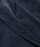 Blazer de corte sastre confeccionado en crepé, con diseño alargado y cierre frontal de doble abotonado con botones forrados. Presenta solapas clásicas y estructura recta.