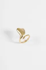 Anillo ajustable de acero quirúrgico con diseño orgánico en forma de corazón estilizado.