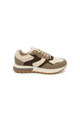 Zapatilla combinada en tonos beige, marrón y verde, con diseño acordonado, detalles en contraste y suela de goma con relieve.