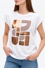 Remera de algodón color verde militar, con mangas cortas con dobladillo y estampado frontal abstracto con detalles en foil dorado y negro.