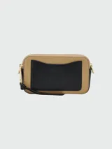 Cartera crossbody Marc Jacobs modelo The Snapshot, color tostado con herrajes dorados y logo frontal metálico. Incluye correa ajustable y extraíble con diseño de marca estampado.