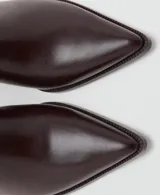 Botín de efecto piel color bordó, con punta fina, tacón ancho y cierre lateral con cremallera.