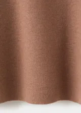 Jersey de punto color marrón tostado, con cuello redondo, manga larga y diseño recto.