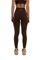 Calza larga marrón de compresión media, con cintura alta de doble tela y corte en la parte posterior.