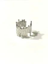 Anillo ancho de acero quirúrgico plateado con diseño irregular tipo corona derretida y abertura ajustable.