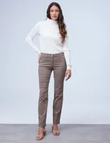 Pantalón de gabardina elastizada color beige, marca Zac & Rachel, corte slim, con pretina con pasadores, botón y cierre. Delantera con tres bolsillos y trasera con bolsillos ojal.