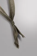 Bandana cuadrada de tejido ligero de algodón, con bordes desflecados y diseño minimalista.
