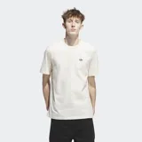 Remera color crema de corte clásico con cuello redondo y logo Adidas bordado en el pecho.