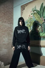 Hoodie negro oversize de felpa de algodón con estampa plastisol de un perro.